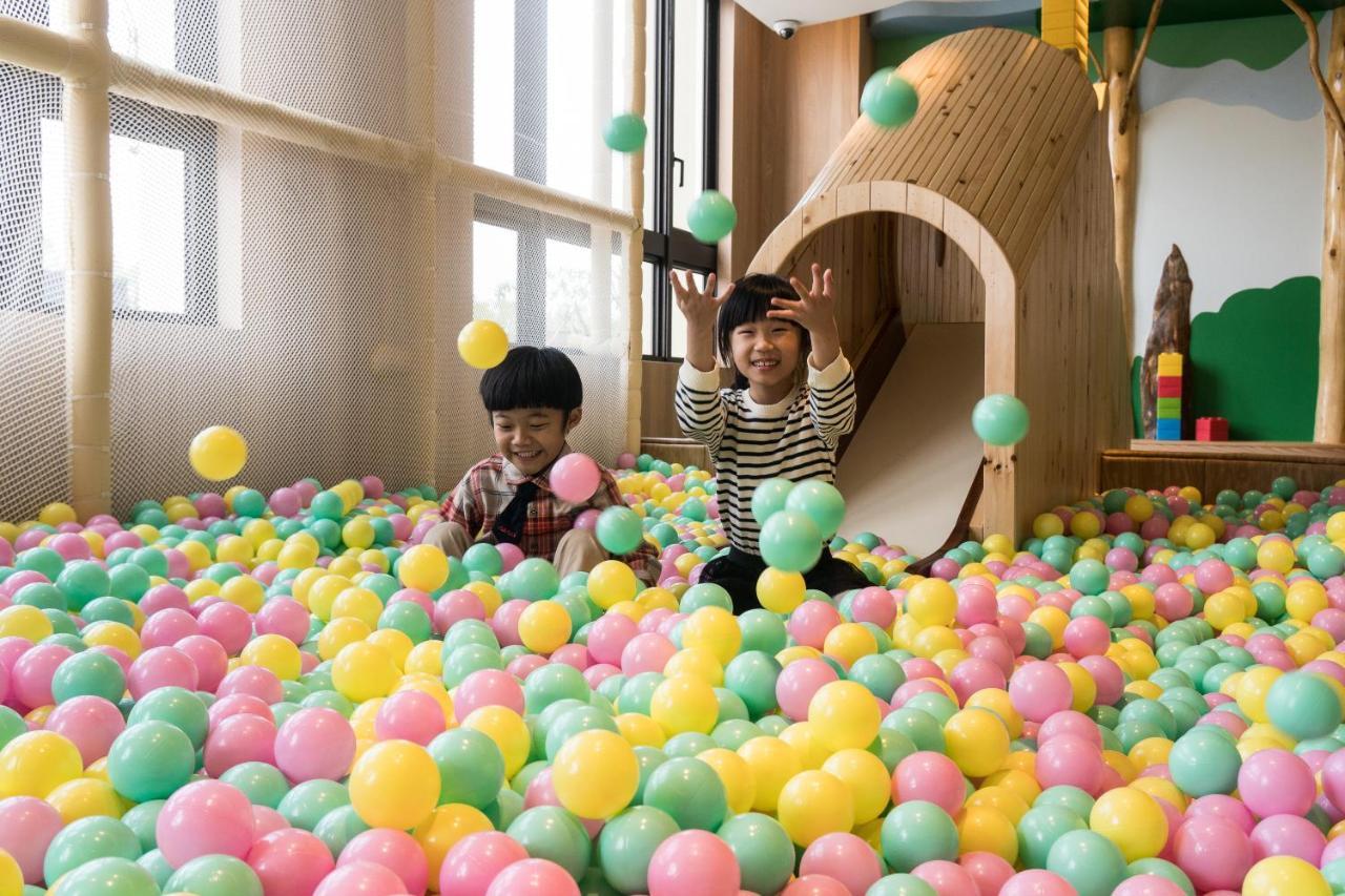 Evergreen Palace Hotel Chiayi Taibao Экстерьер фото Children playing in a ball pit
