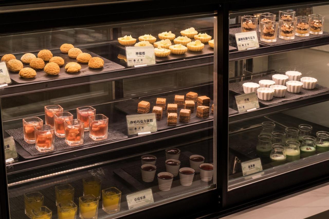 Evergreen Palace Hotel Chiayi Taibao Экстерьер фото A display case of desserts