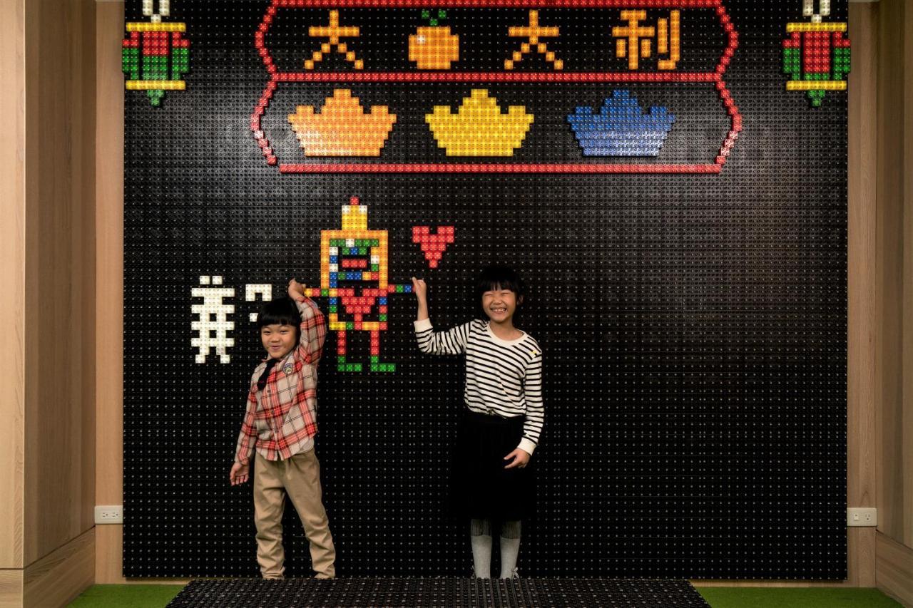 Evergreen Palace Hotel Chiayi Taibao Экстерьер фото The Pixel Wall